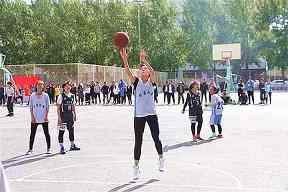 球队怎样应对密集防守：耐心传递与突然提速